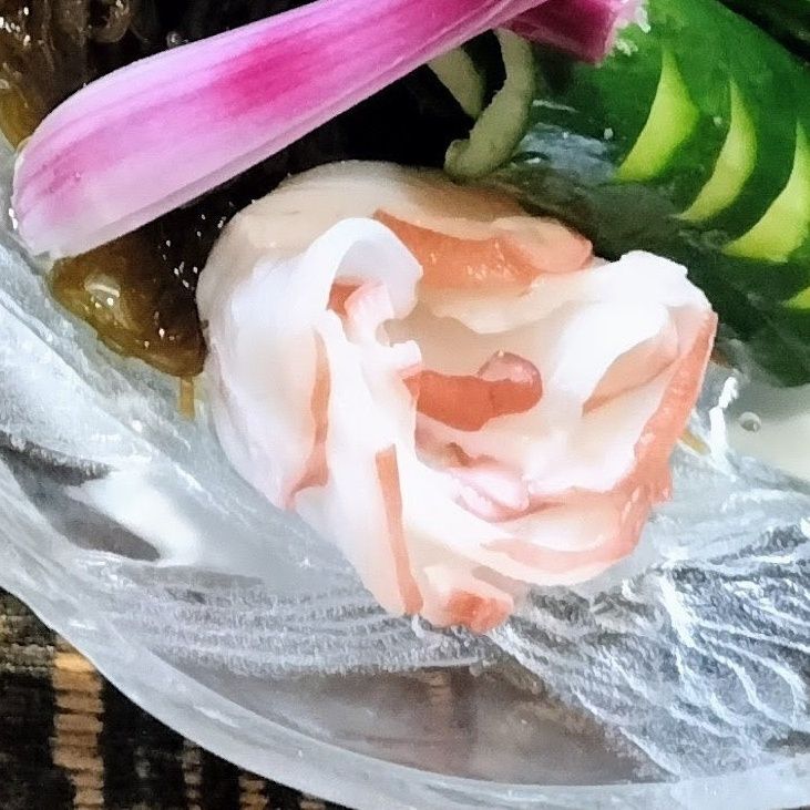 5、北海たこを薄切りする→バラに見立てて巻いて添える