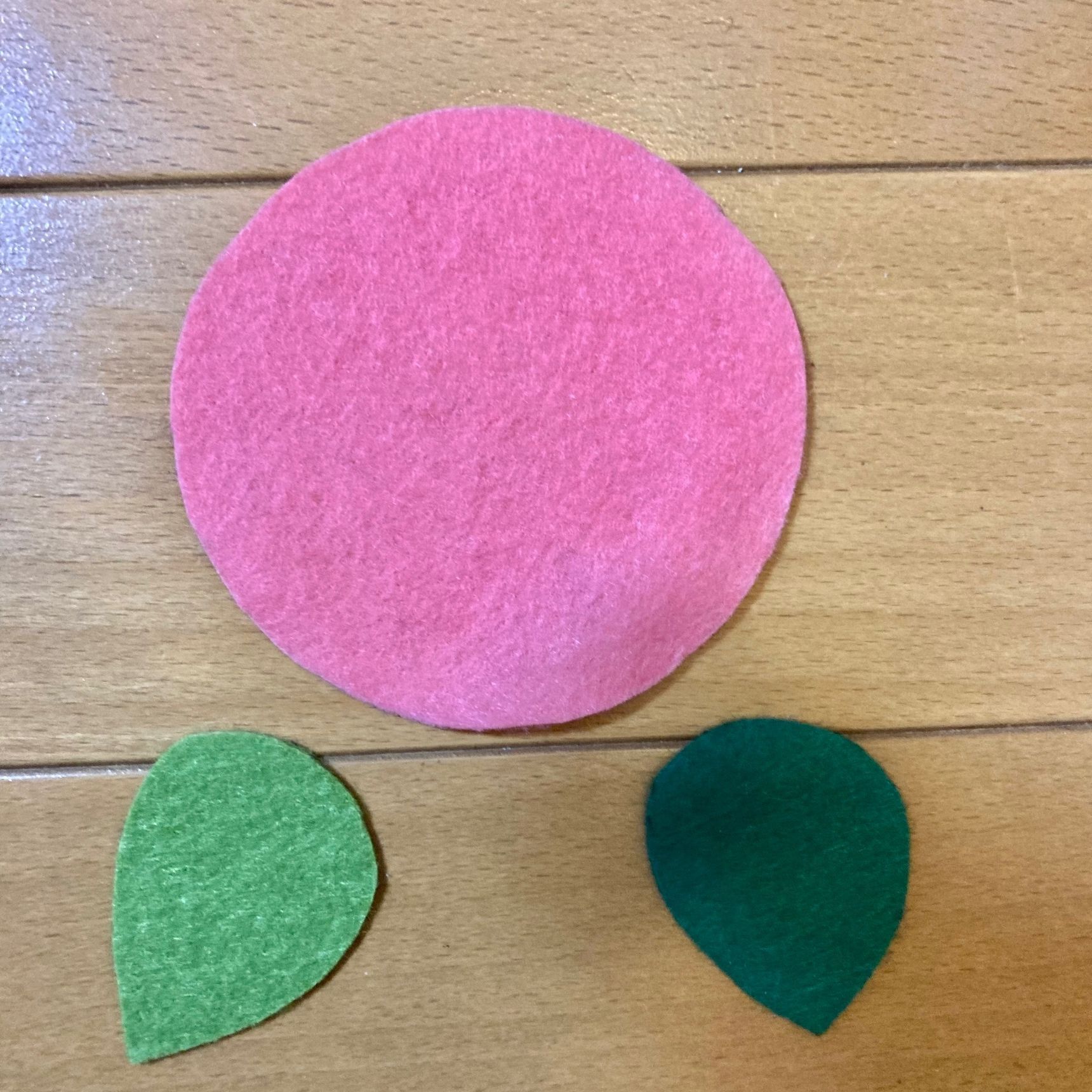 作り方①フェルトの土台と葉っぱをカットする。