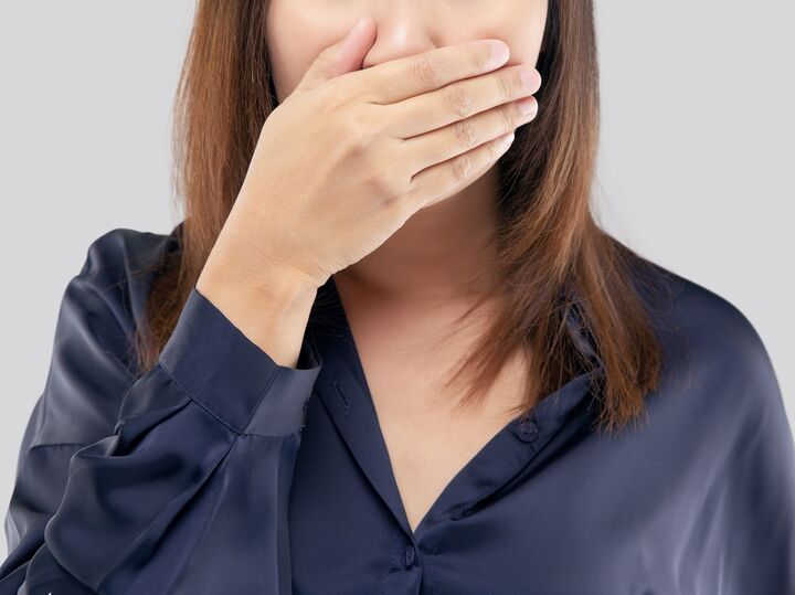お口の臭い、気付けてる?40~50代が試したい『口臭チェック法』とセルフケア