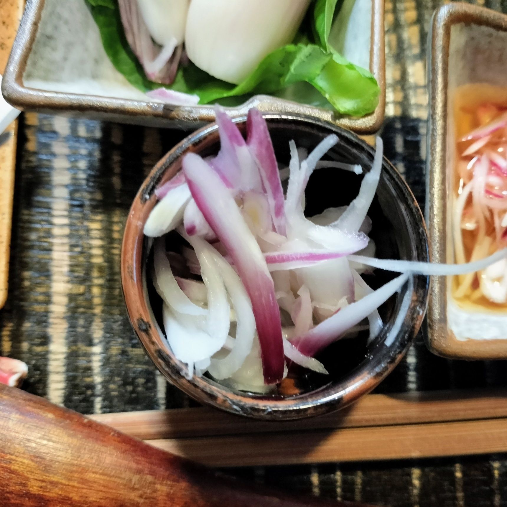 ■即席塩麹漬け■スライスした赤らっきょうに塩麹（粉末）を混ぜ、30分程味を馴染ませて！