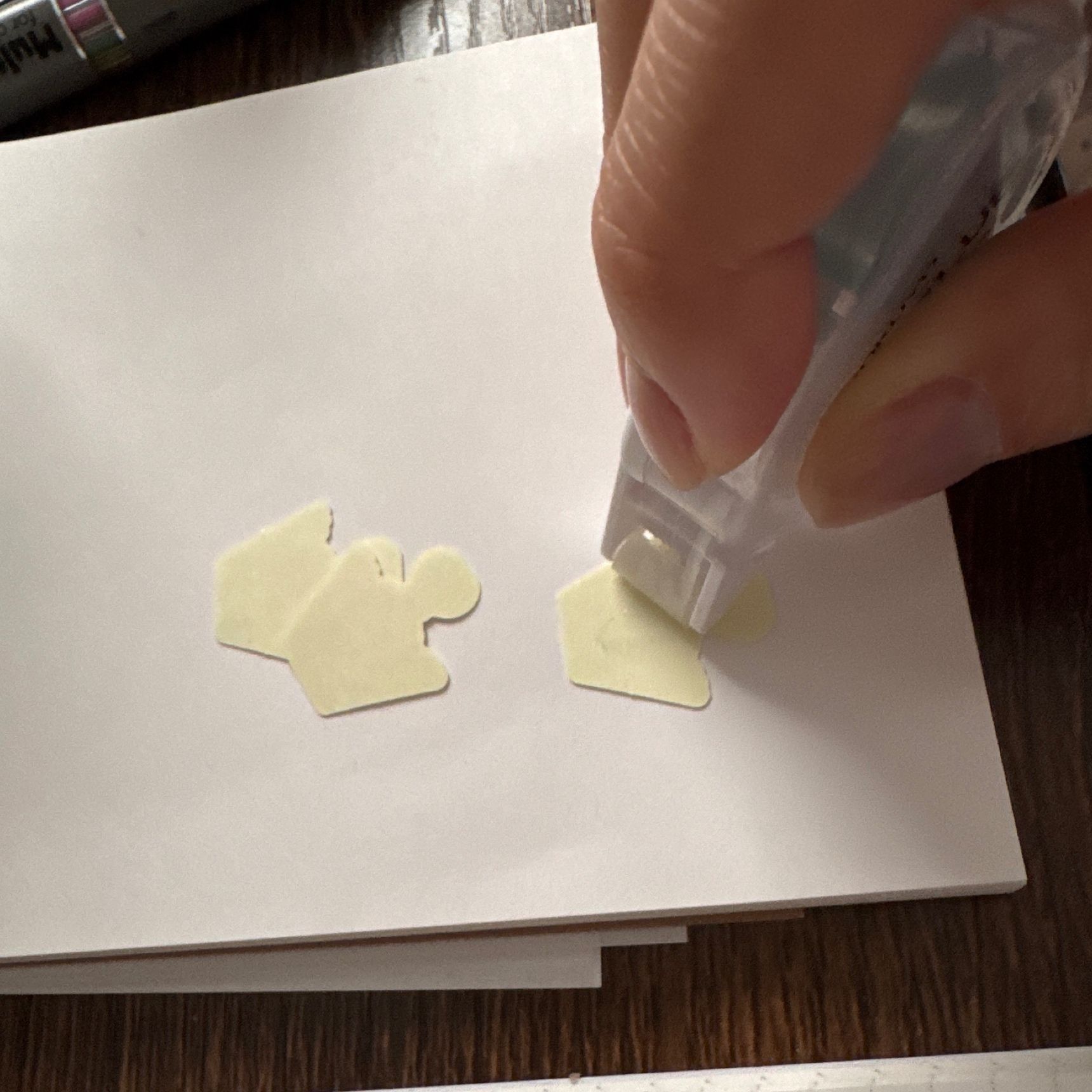 テープのりをシールの後ろに付けます。