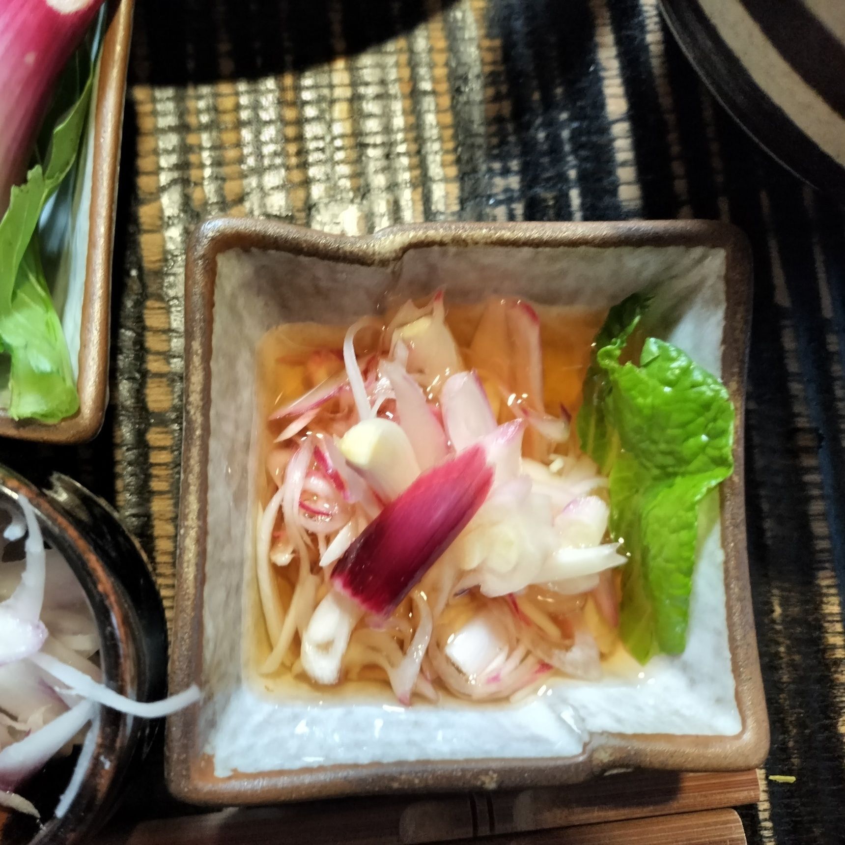 ■即席甘酢漬け■スライスした赤らっきょうに甘酢を回しかけ、30分程味を馴染ませて！