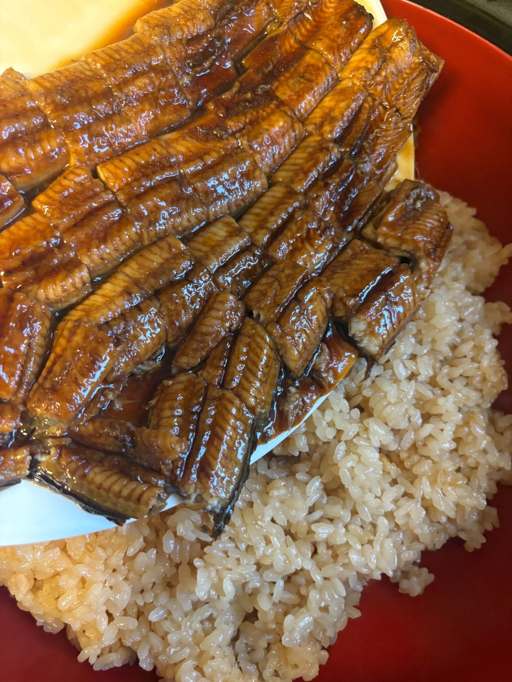 お鉢におこわを盛り、その上に鰻を皿の汁ごと全部乗せます。