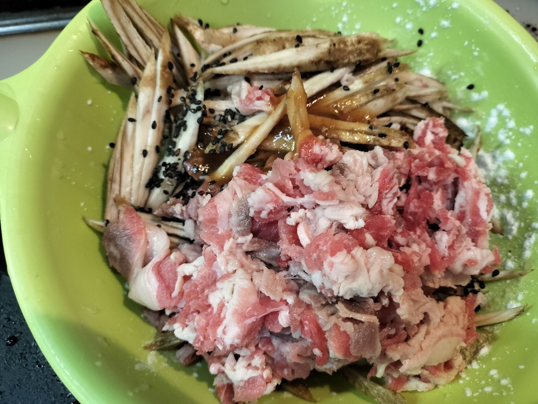 5、手順2の大根に、手順3のごぼう・手順4の牛バラ肉・材料▲を加える→よく混ぜ合わせる