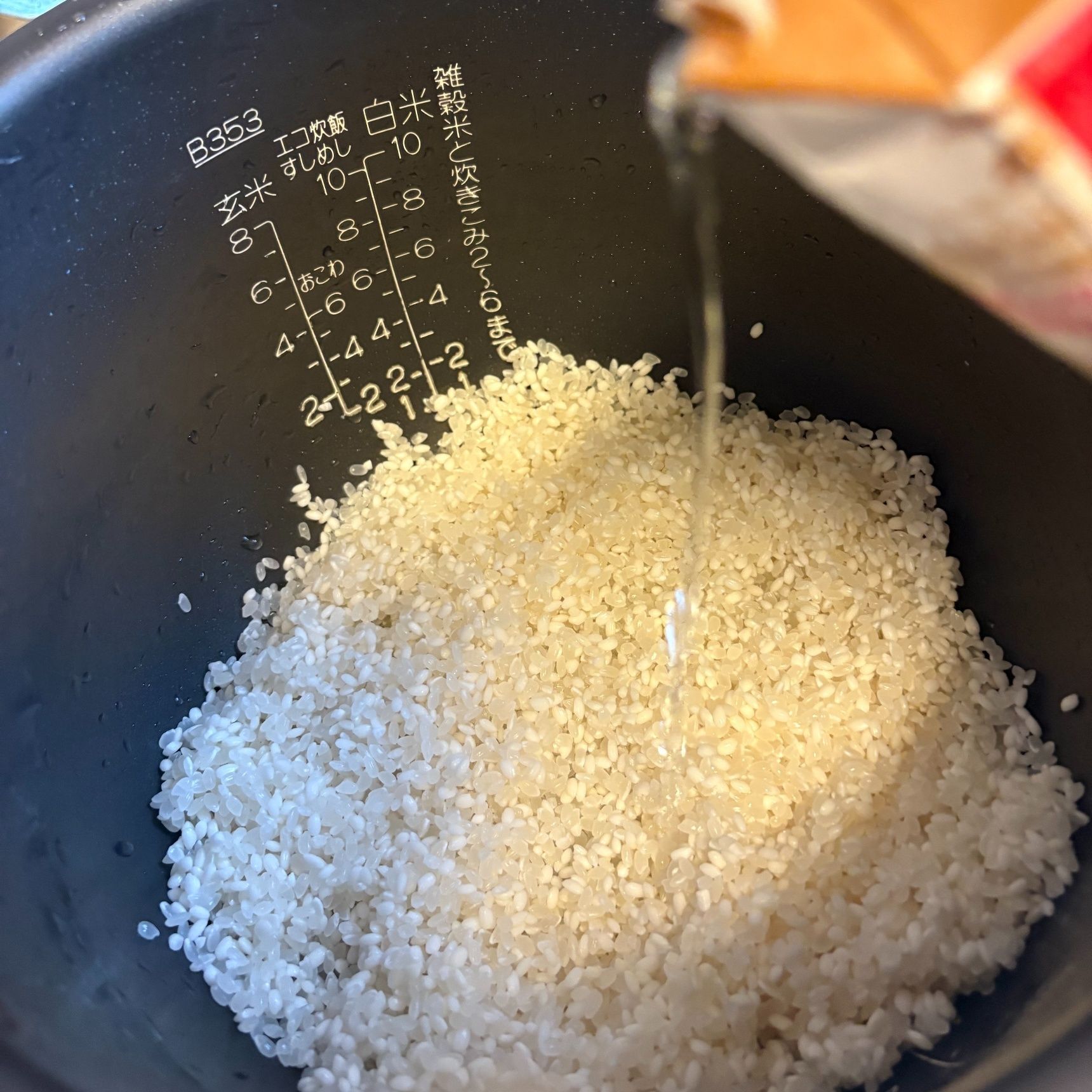 先に日本酒を少々入れます。