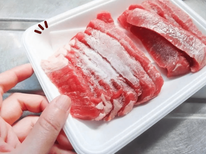 電子レンジを使わずに〈冷凍肉〉をおいしく解凍する裏ワザ。加熱ムラなし&ドリップも出ません♪