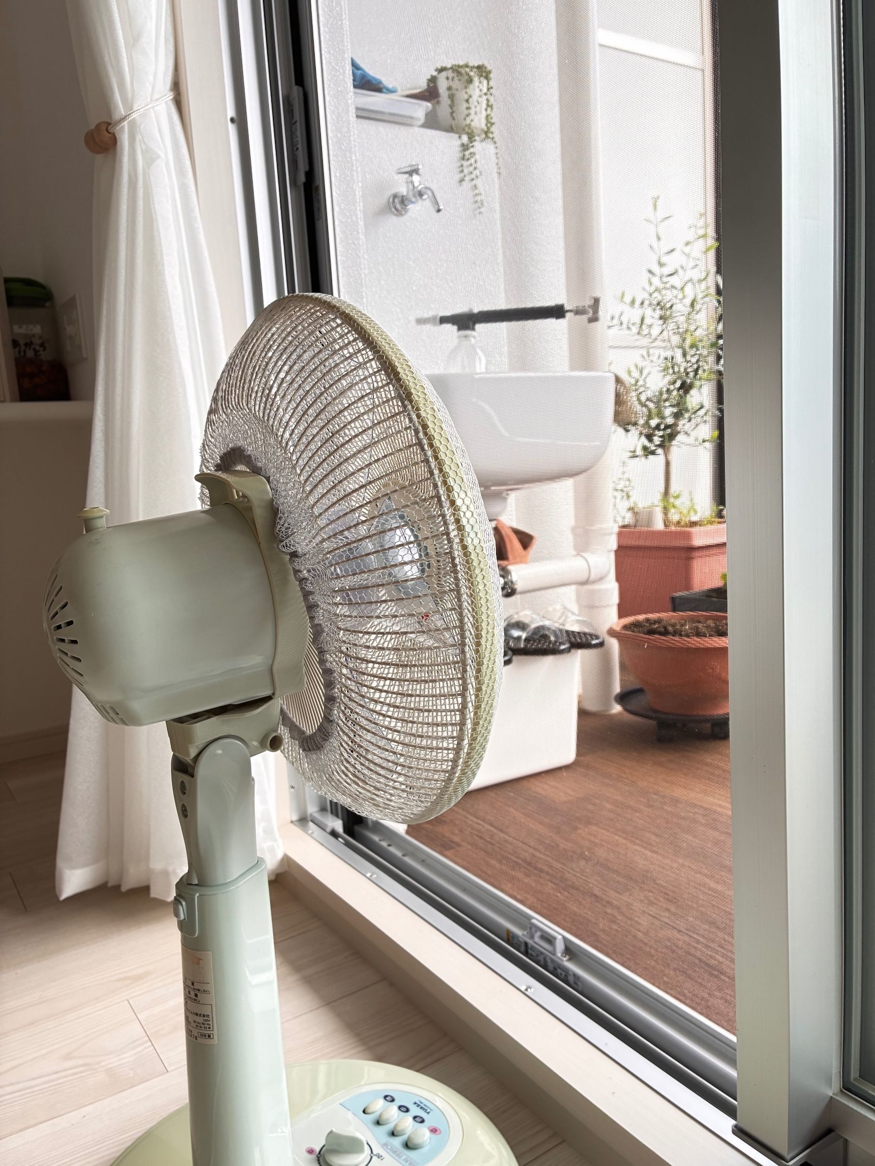 リビングのドアを開けるとモアッとくる季節！早く換気できる良い方法