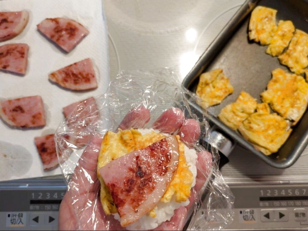 ご飯の上に卵・ハムをのせて握る。