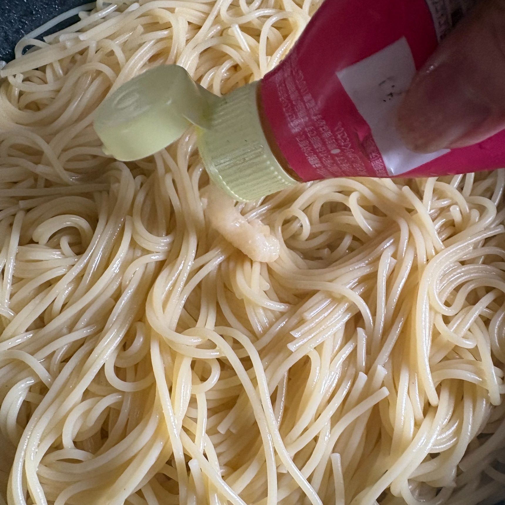 チューブ入りのにんにくを3cmくらい加えてよく混ぜ合わせます。