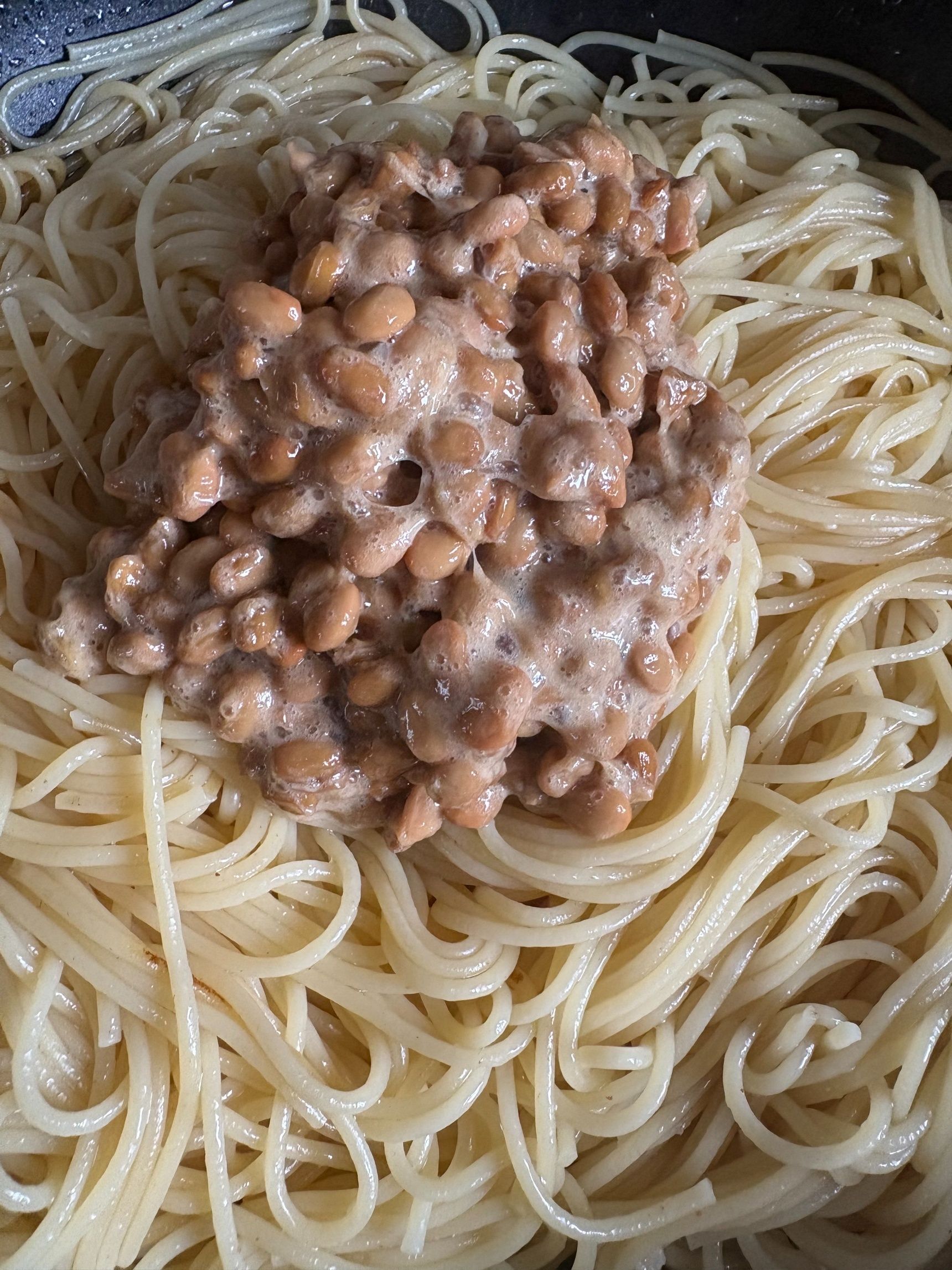 納豆はタレを入れて良くかき混ぜておき、最後に混ぜ合わせます。