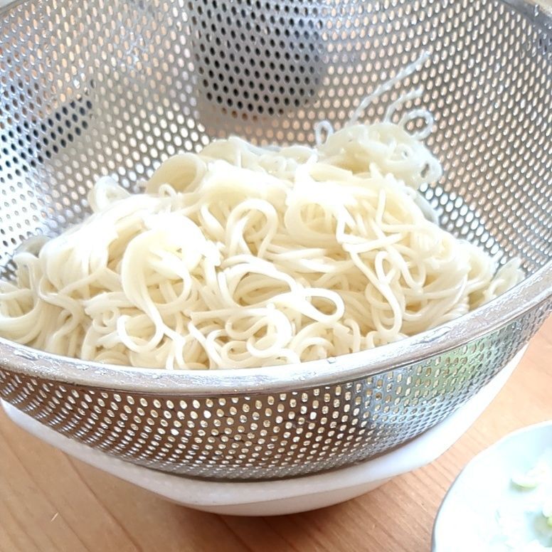 そうめんは茹でて冷やします。