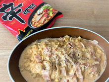 【辛ラーメンの食べ方】もう普通には戻れない！〈牛乳×チーズ〉で激うまカルボナーラ風に大変身♪