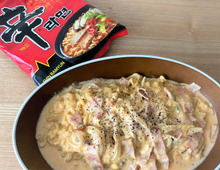 【辛ラーメンの食べ方】もう普通には戻れない！〈牛乳×チーズ〉で激うまカルボナーラ風に大変身♪