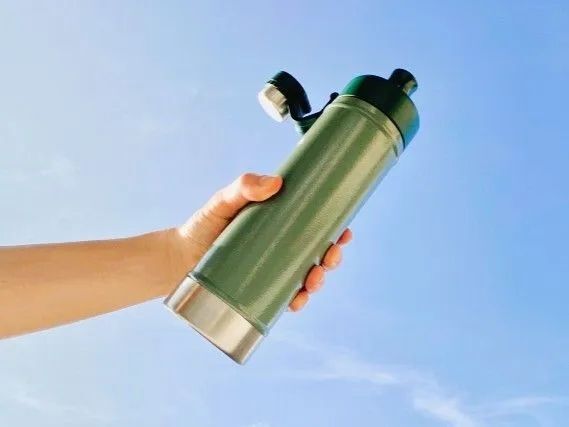 「氷がすぐ溶けちゃう…」を解決！水筒にぴったりの"溶けにくい氷"がおうちで超簡単に作れます♪