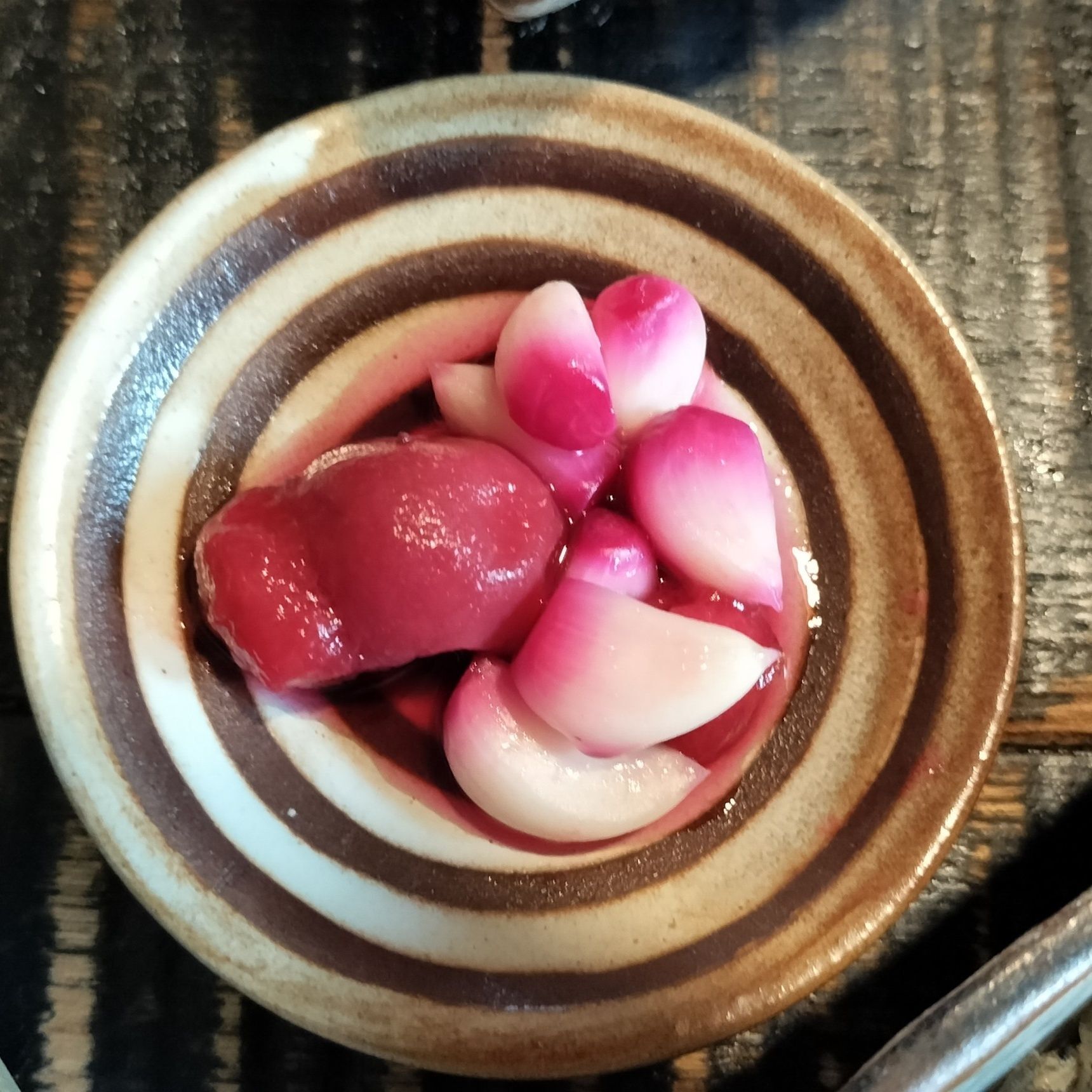 6、梅漬けにんにくを盛り付ける