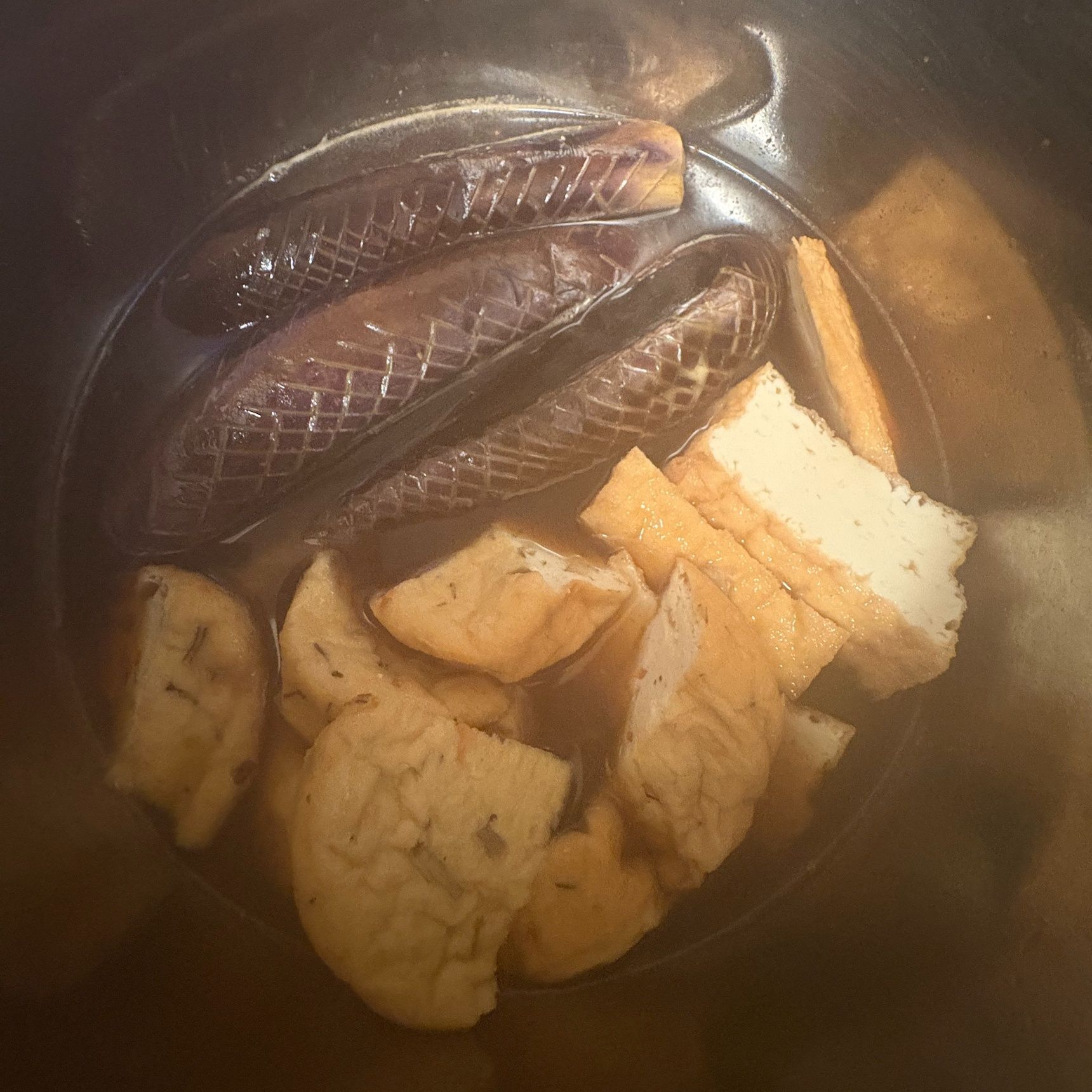 厚揚げとがんもどきも入れてコトコト煮ます。