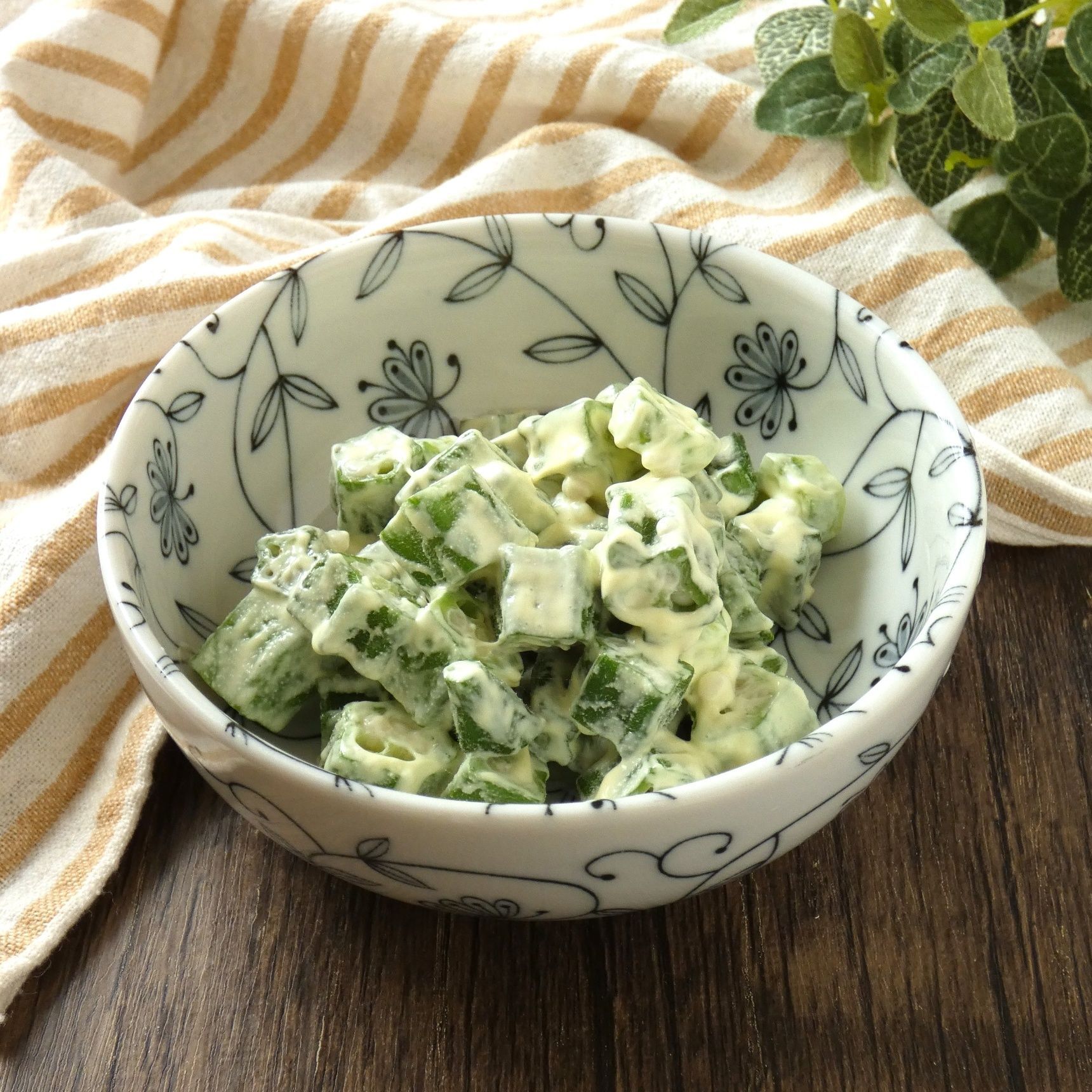 電子レンジでパパっと完成！「オクラのにんにくマヨ和え」