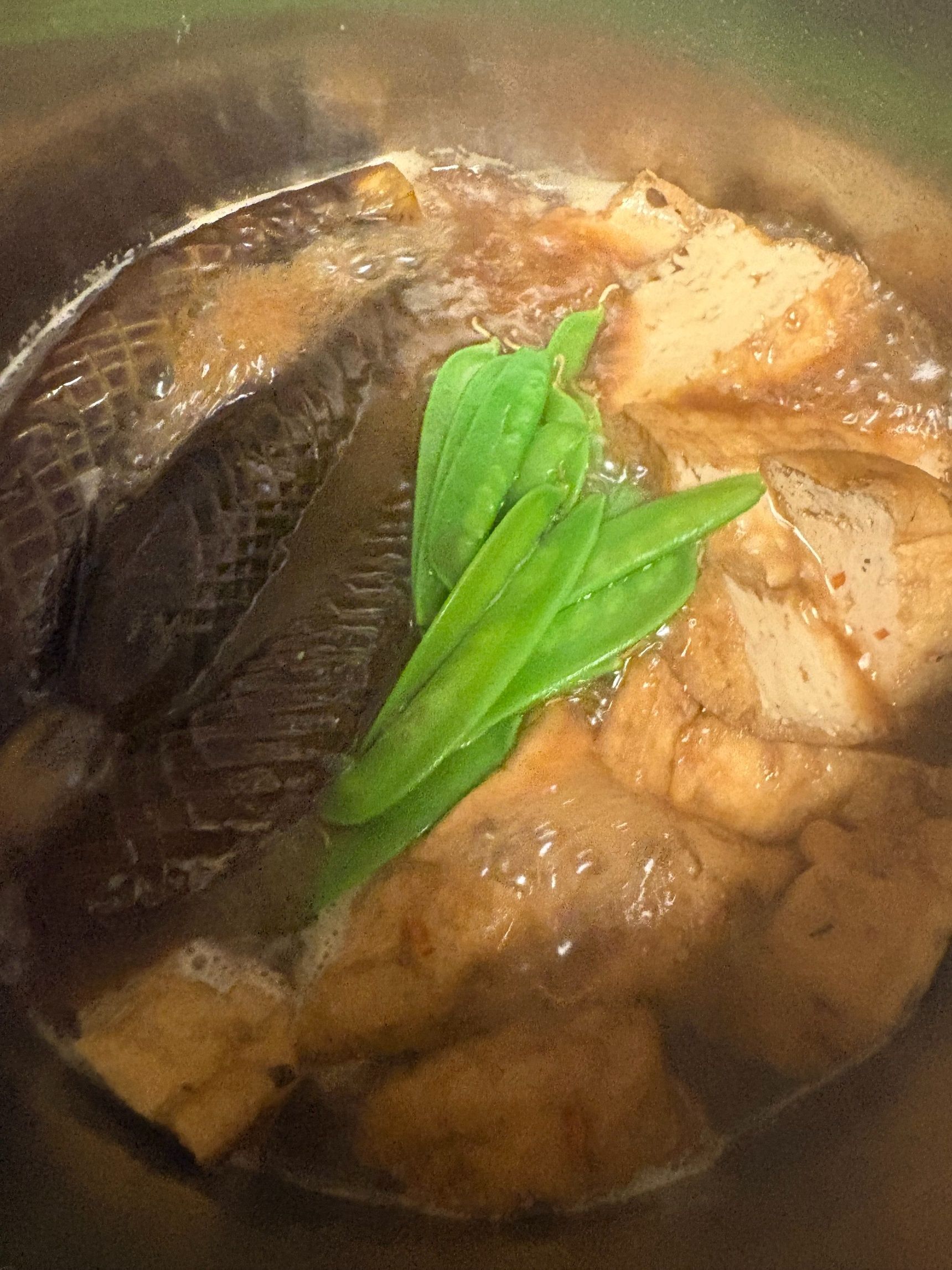 筋を取った絹さやを最後に入れて、色が悪くならないうちに取り出しておきます。