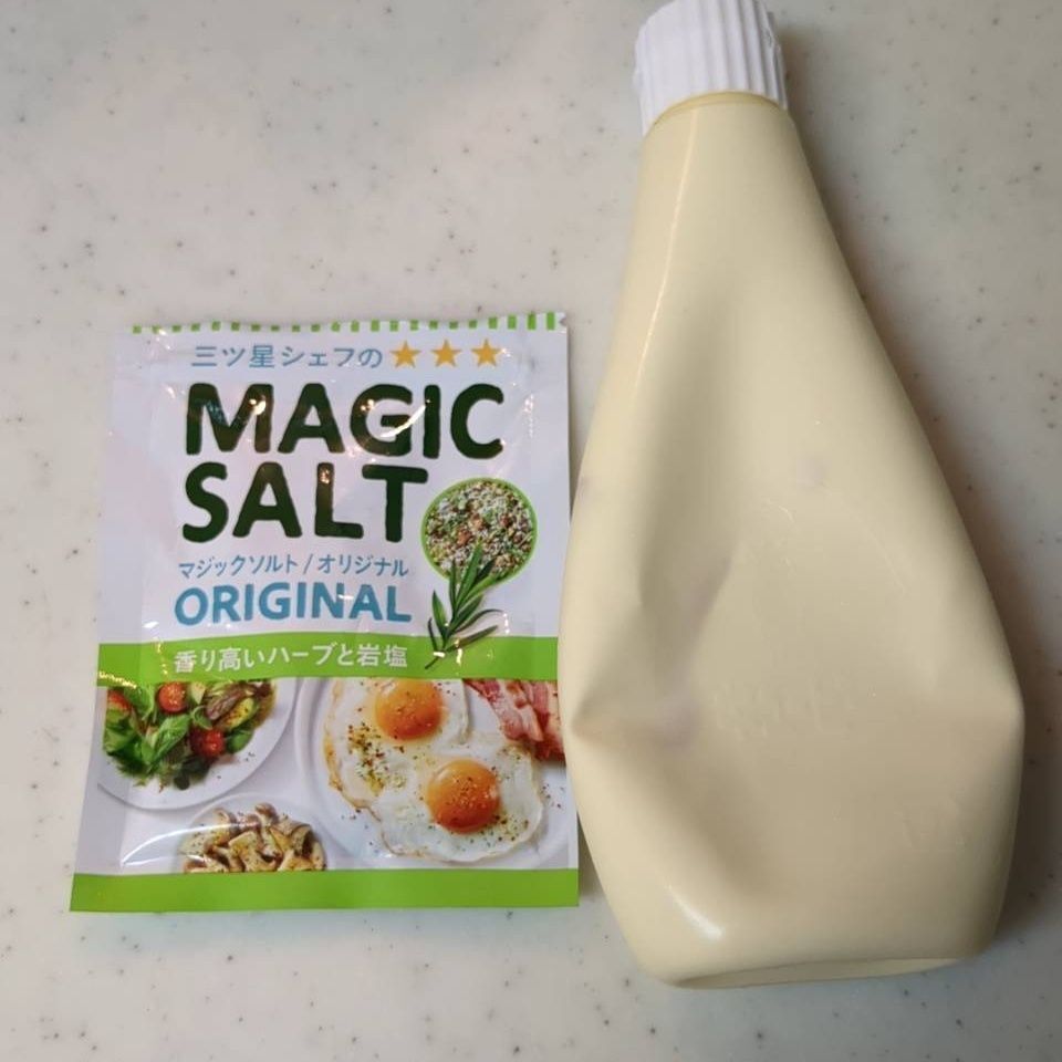 茹でたトウモロコシの粒を外し調味料と和えます。
