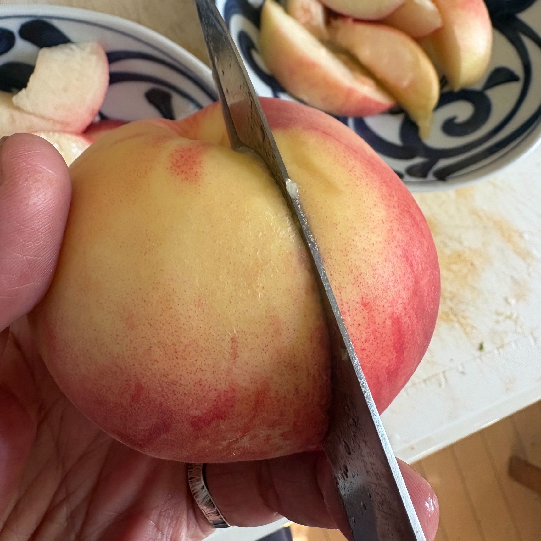 そのくびれのところに上から下まで刃を入れます。