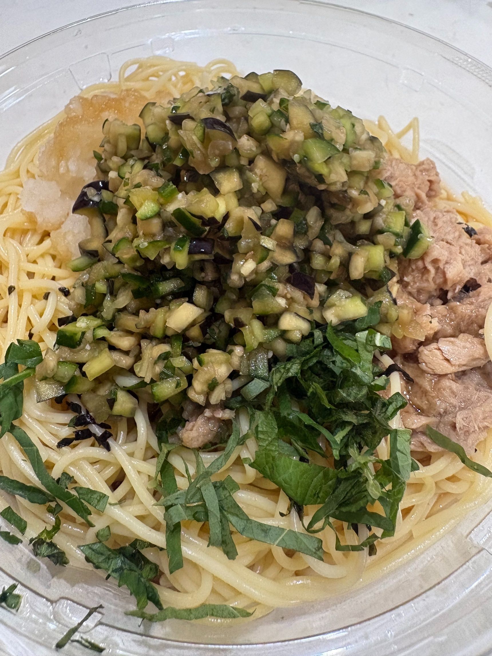 今日はセブンイレブンで買った冷製パスタに乗せて食べました！