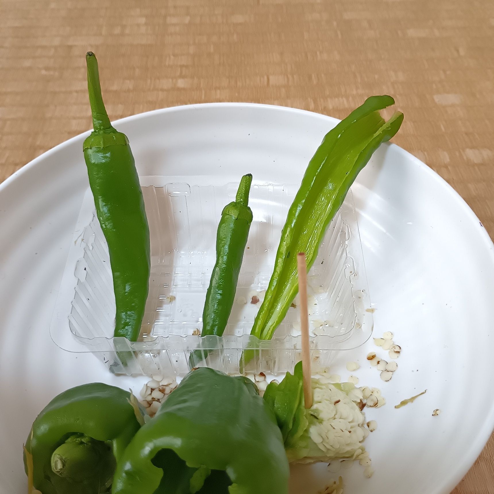 ピーマンやししとうのヘタは爪楊枝でとろう