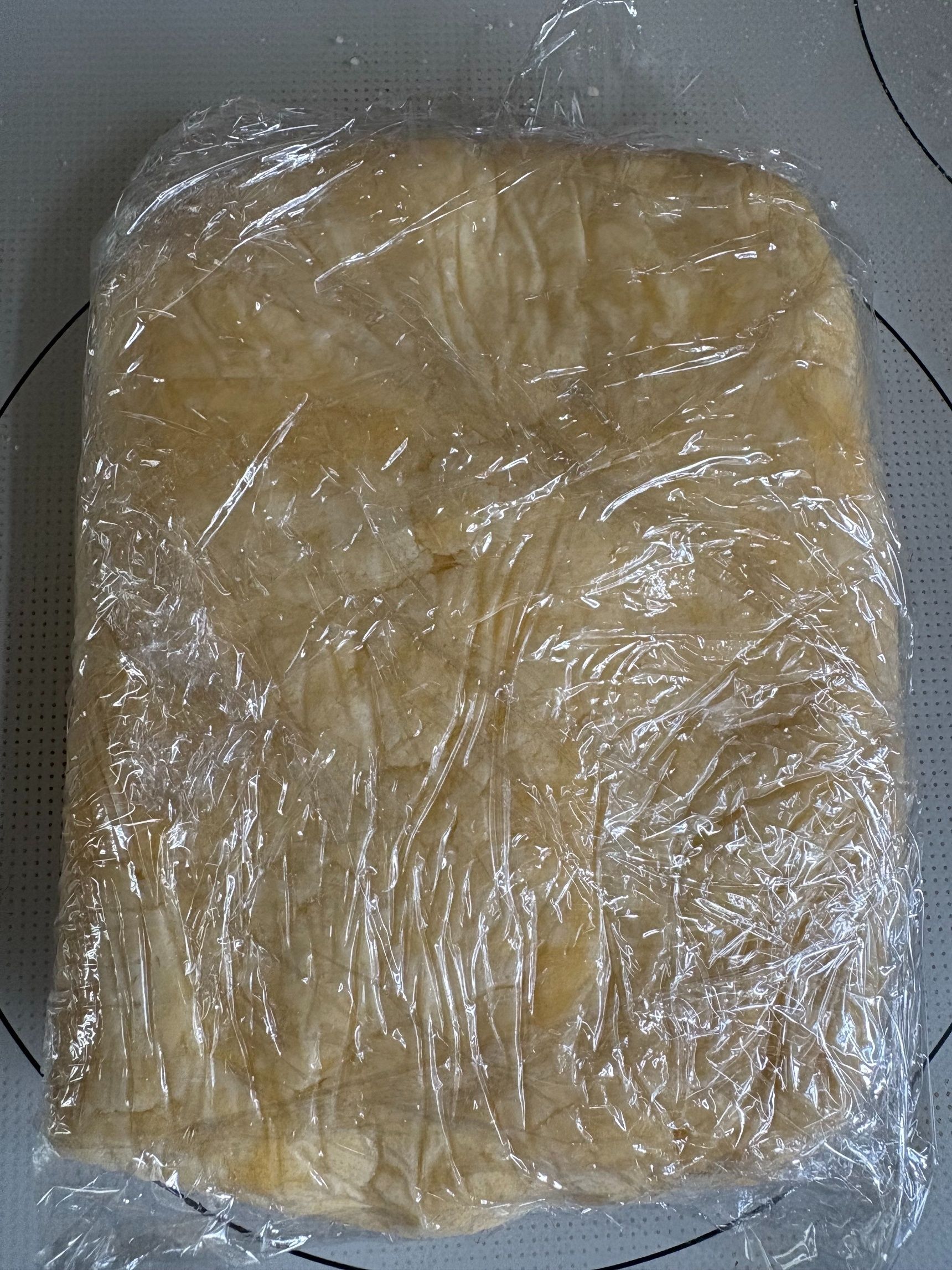 まとまってきたらラップでまとめて冷蔵庫で30〜60分くらい冷やします。