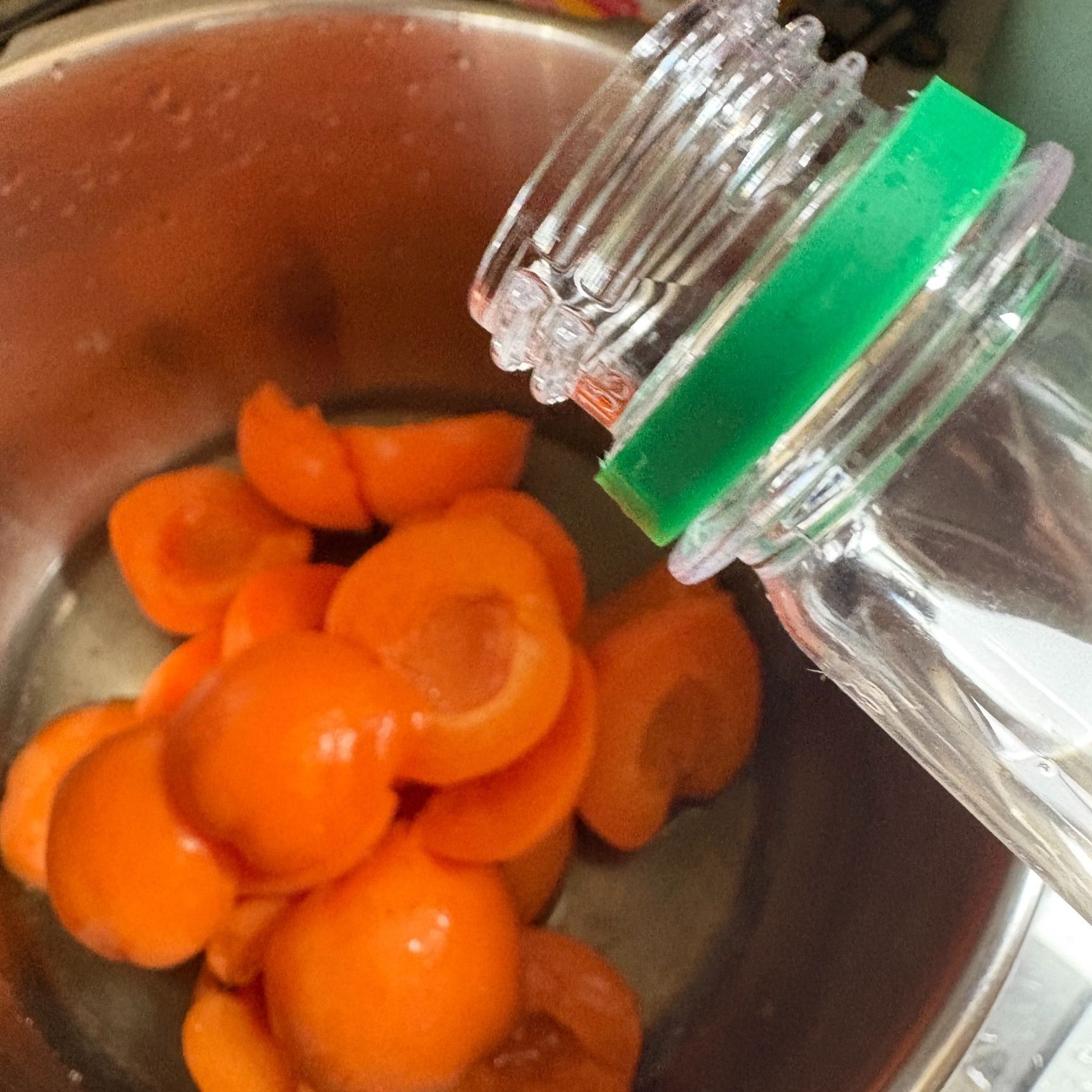 白ワインを少々かけて水分を加えます。