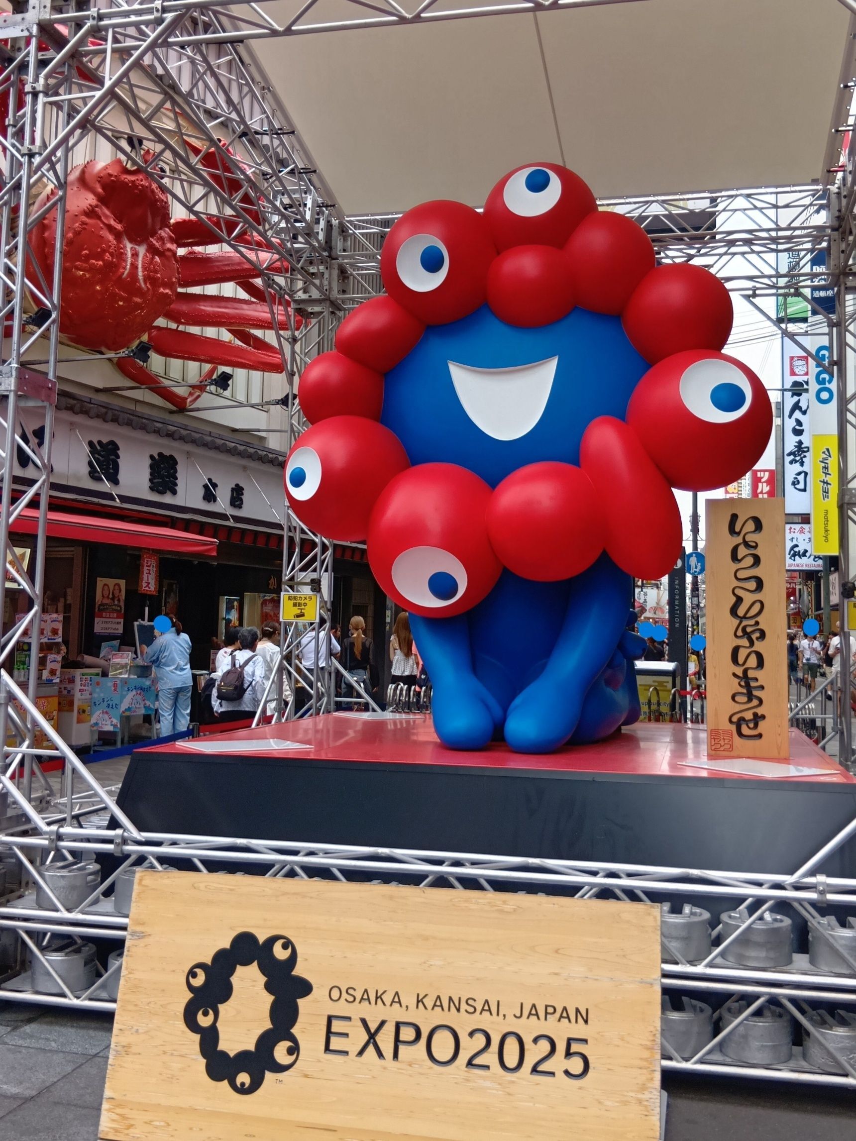 関西万博の猛暑で本当に助かった！水で濡らすだけの即効冷感ポンチョ＋只今、ミャクミャク大阪のミナミに！