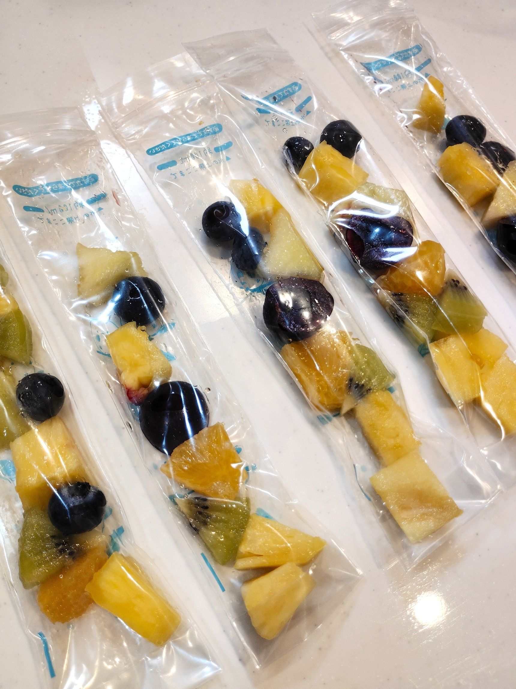 製氷袋にフルーツを入れる