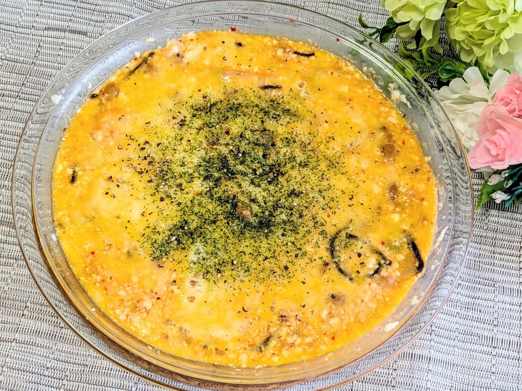3、ラップをせずに600wの電子レンジで５分加熱する。お好みで乾燥パセリとブラックペッパーをかける。