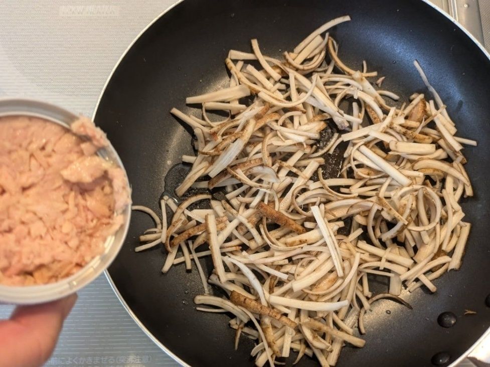 ごぼうは、細切りあく抜きして、ツナの油で炒める。