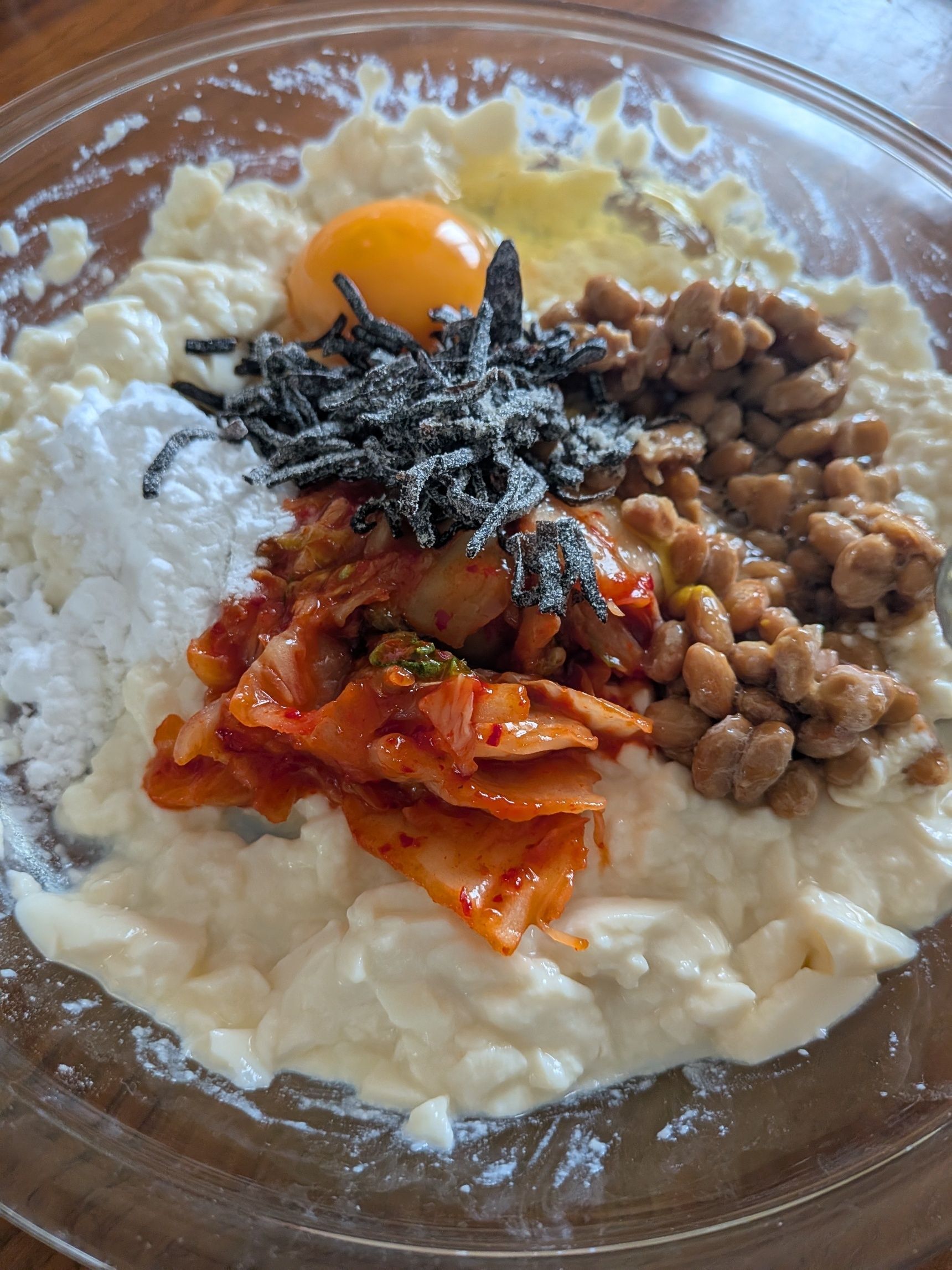 1、耐熱容器に豆腐を入れて崩す。そこに◯を入れてよく混ぜる。