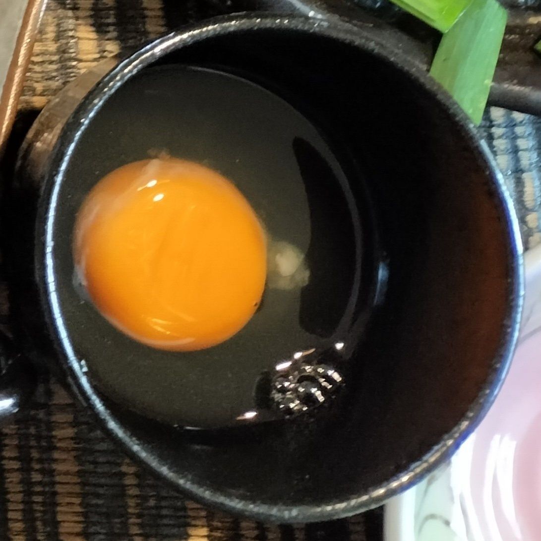 【C】銘々器に卵を割り入れる