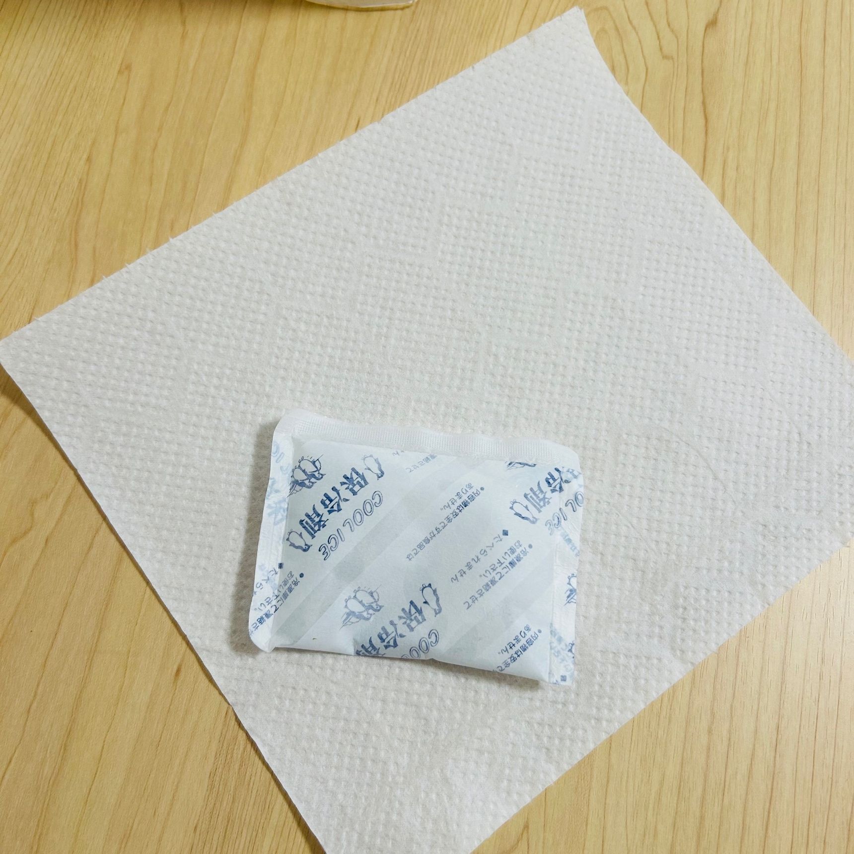 ②キッチンペーパーで保冷剤を包みます