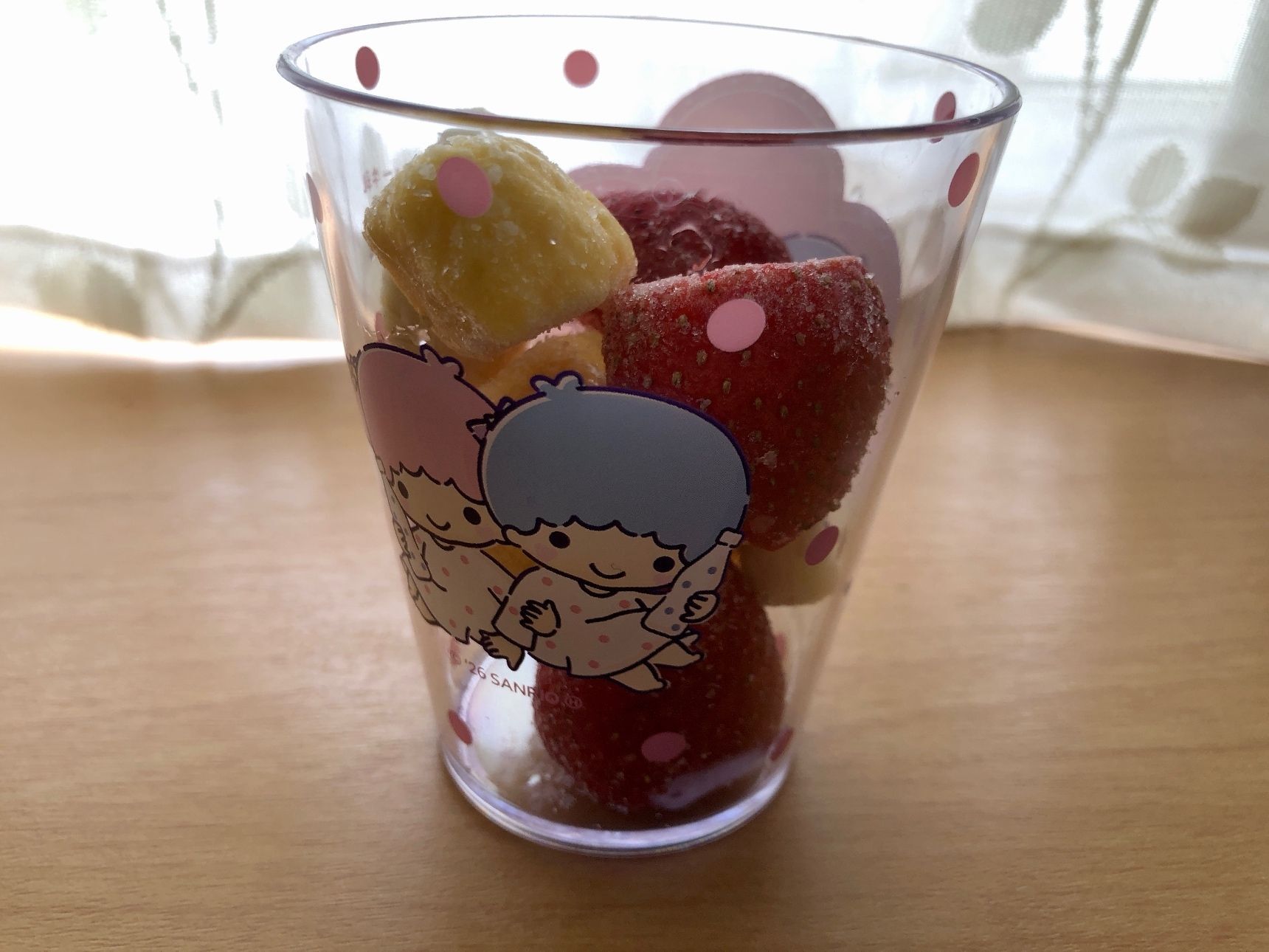お気に入りのコップに冷凍フルーツをパラパラ