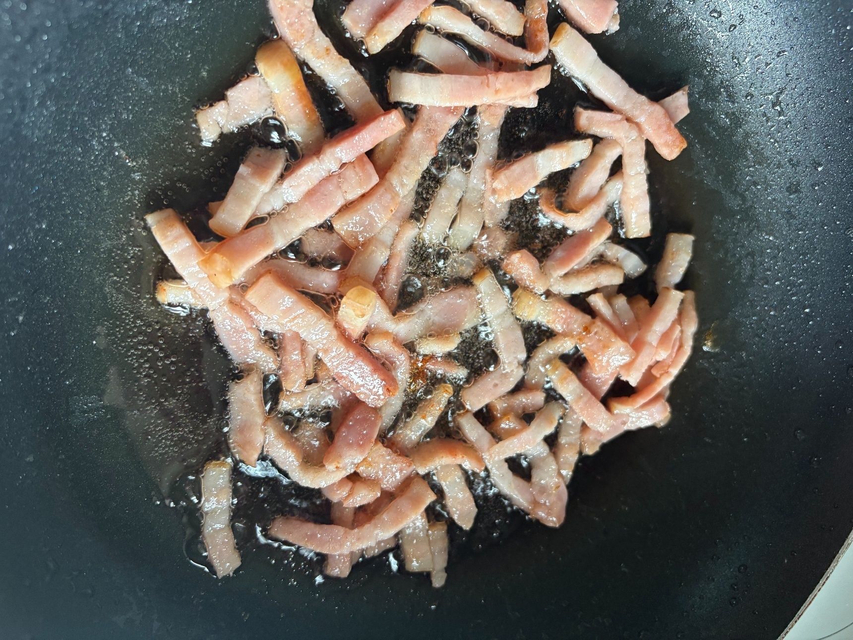 オリーブオイルでベーコンをカリカリに炒めます。