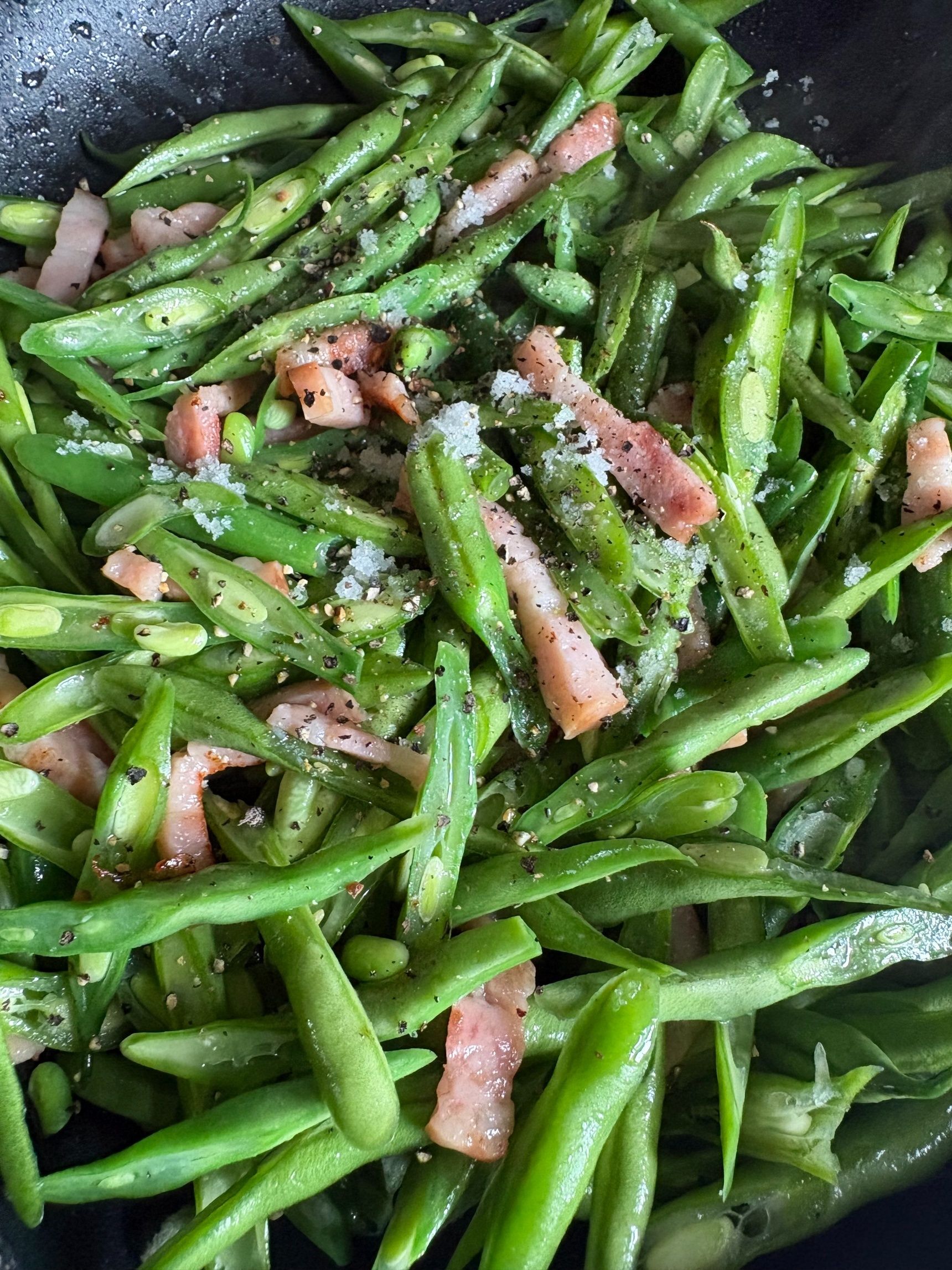 インゲンを加えたら塩コショウで味を整えます。
