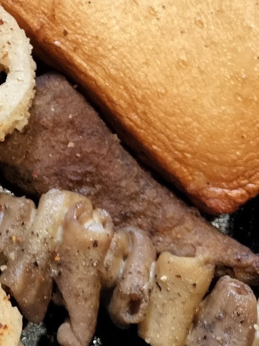 【5品目】豚レバーに片栗粉をまぶし、ごま油を敷いたフライパンで両面を焼く→焼き肉のタレを絡める→鉄パンに盛り付ける