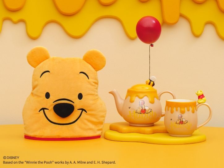 【アフタヌーンティー・リビング】はちみつがとろ〜り！？「くまのプーさん」限定グッズ全41種が登場