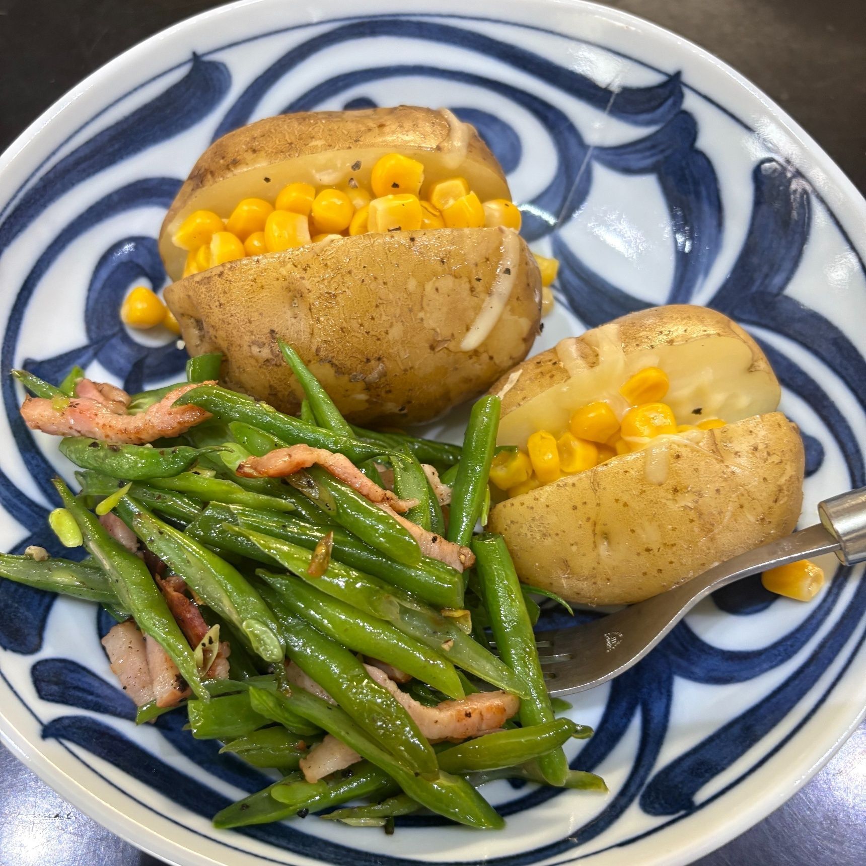 今日のランチはベイクドポテトとインゲンをたっぷり頂きました！