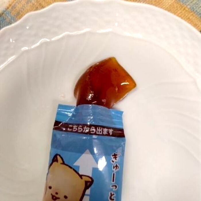 携帯に便利！押し出してちゅるんと食べられるわらび餅