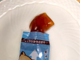 携帯に便利！押し出してちゅるんと食べられるわらび餅