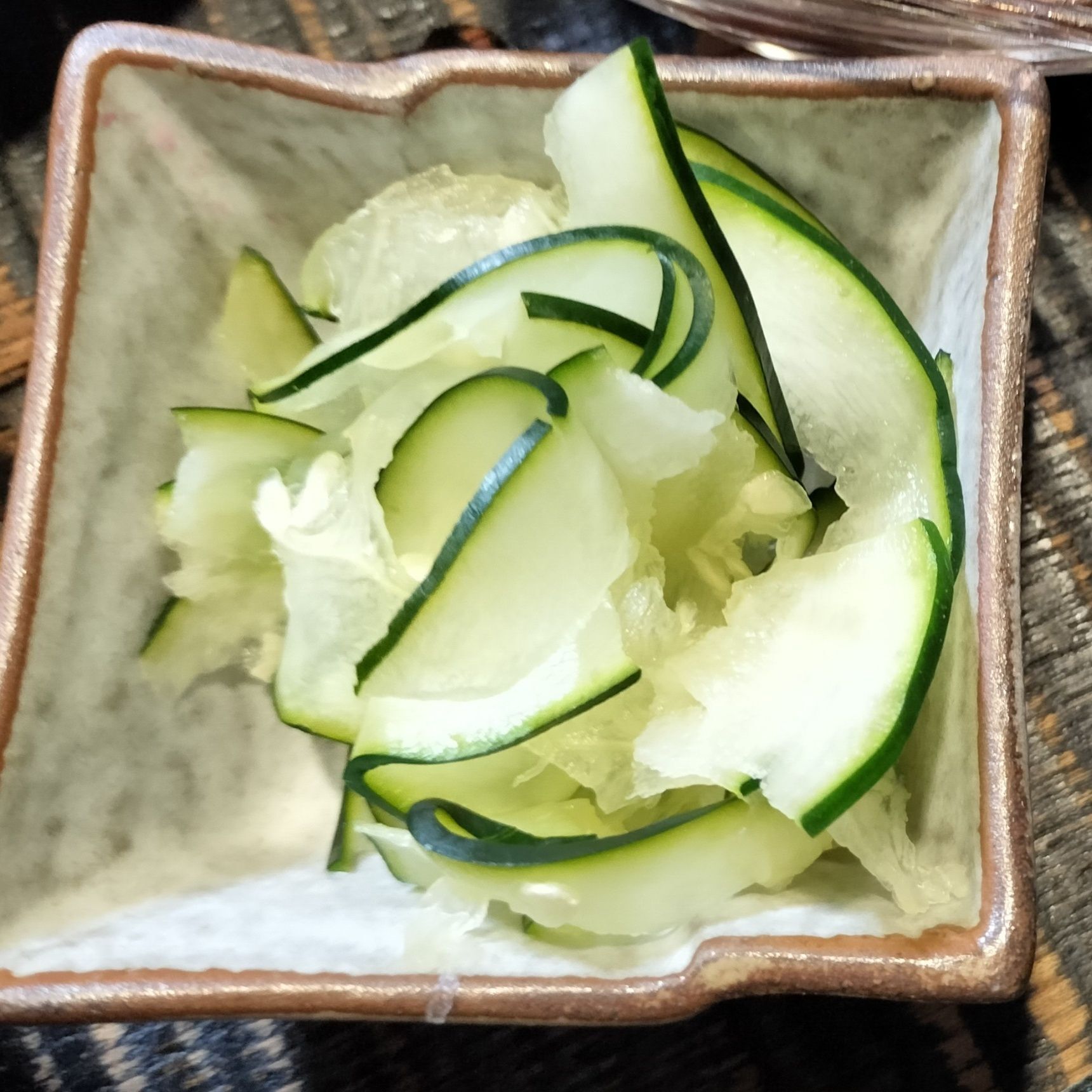 【塩もみ】食べる直前に、すりおろし新生姜と少量の天然塩をかけて！