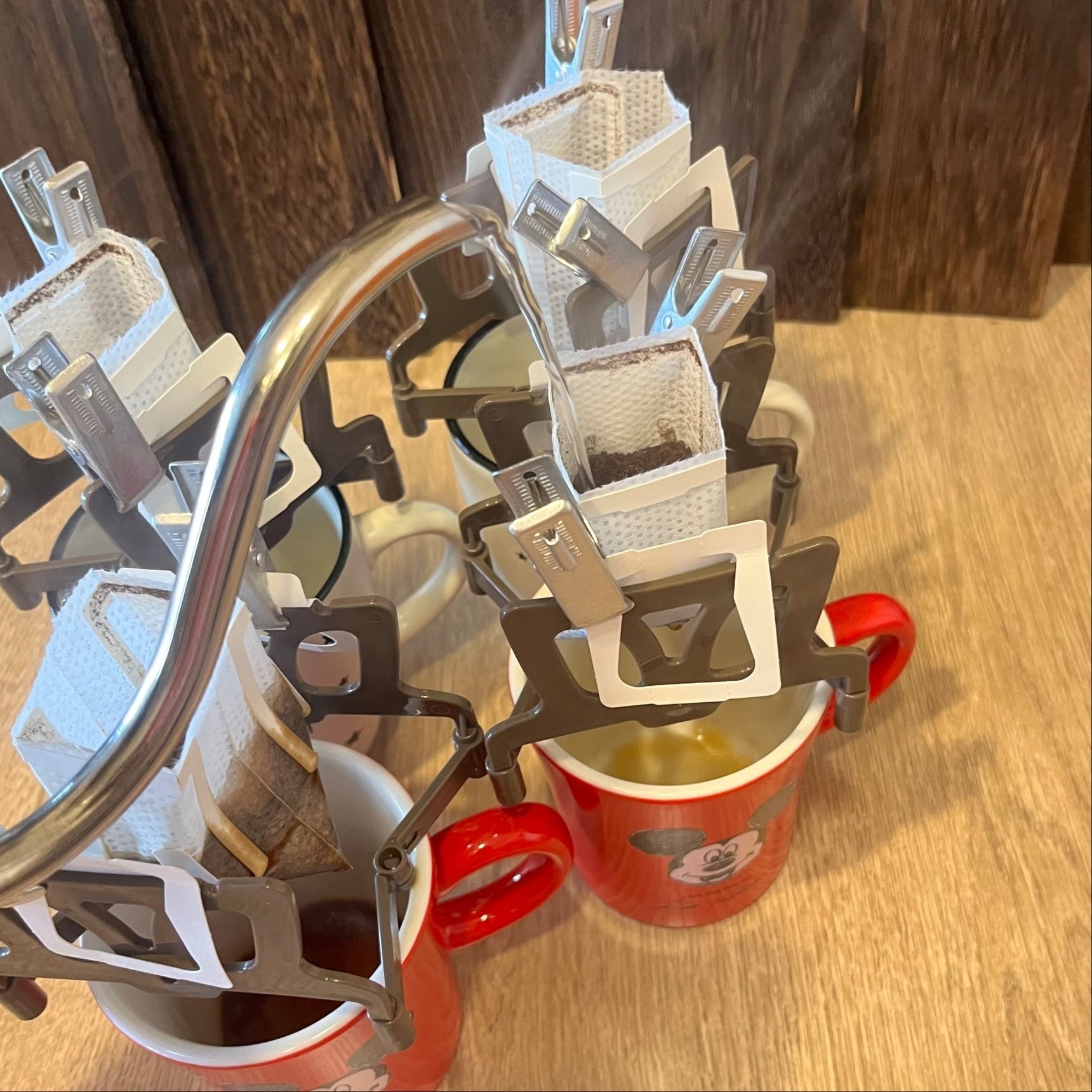 スタンド4個を使い、粉を蒸らしながら、コーヒーを淹れることができます