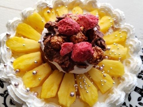 ちなみに、パイナップルの花言葉は、「完全」「完全無欠」「あなたは完璧」。まっすぐに実る力強い姿に由来するといわれ、前向きな気持ちを届けてくれるような花言葉です。