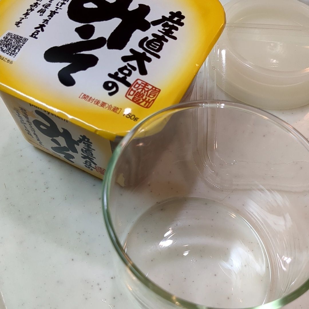 清潔な器と味噌を準備します。