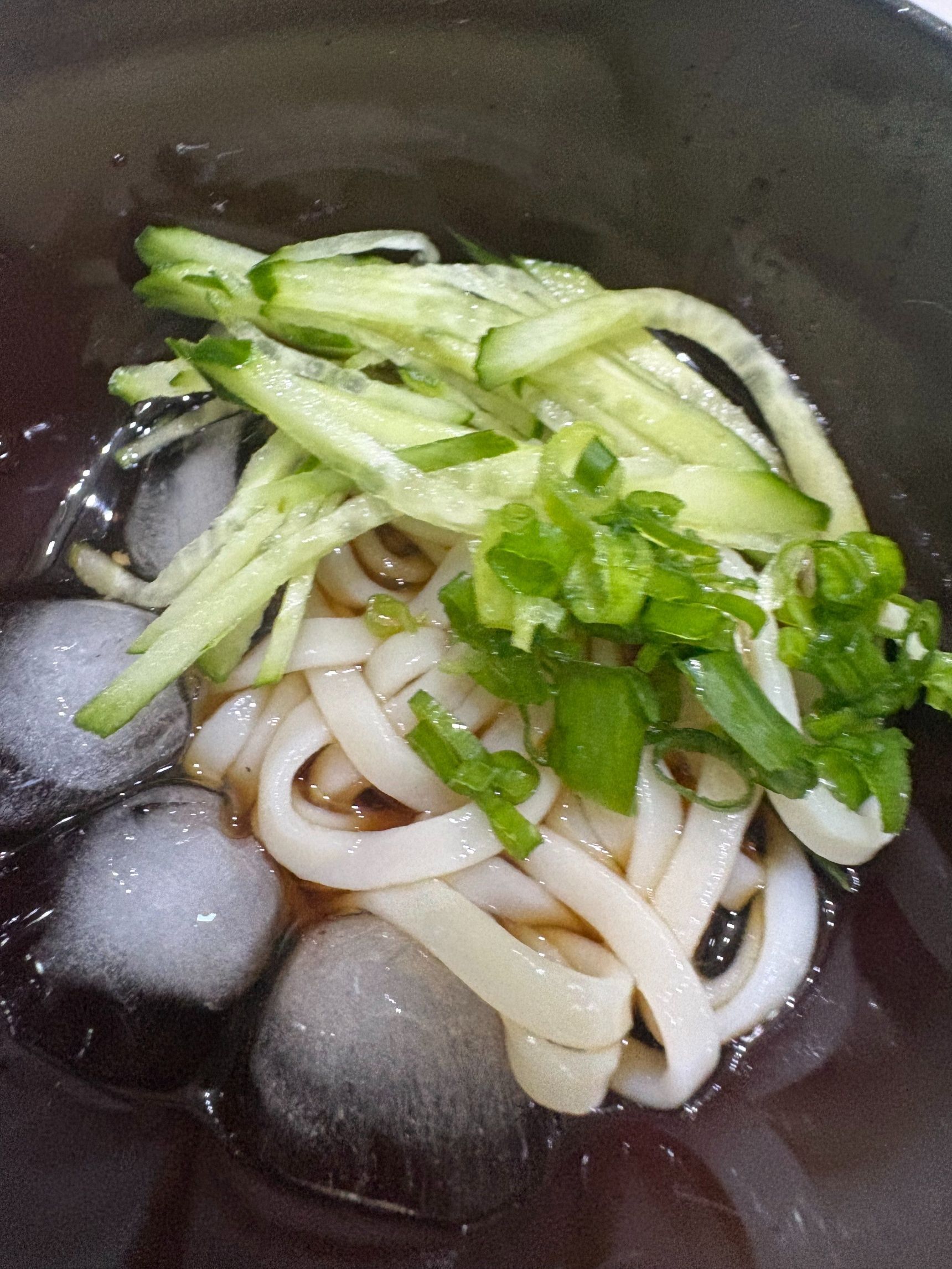 氷はすぐに解けるので濃いくらいで大丈夫！薄かったら麺つゆを足して調整してください。