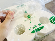 トイレットペーパー、指でズボッと開けてない？エリエール公式が教える〈プロな開け方〉をマスターしてみた！