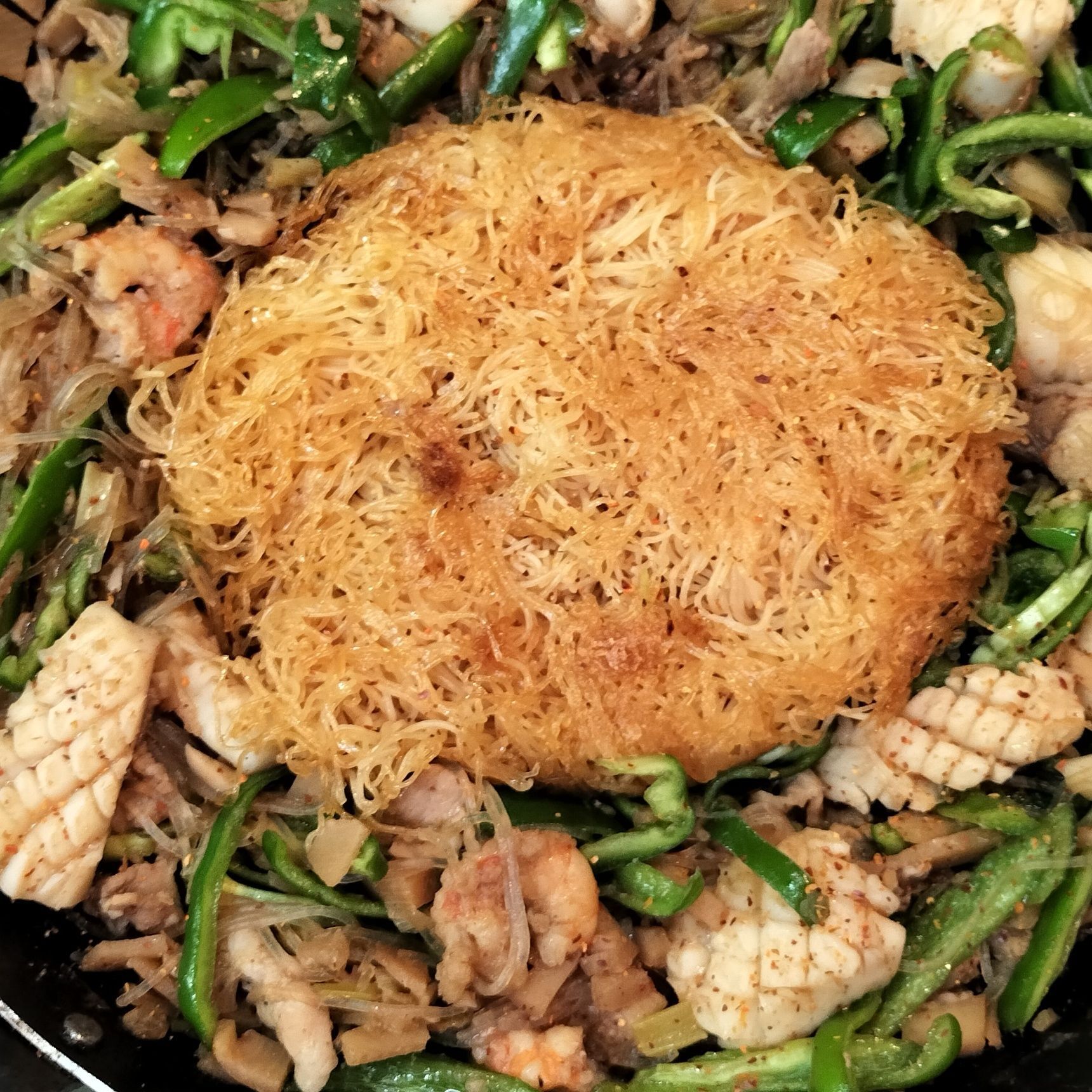 肉まんの餡の残り！簡単！具だくさんカリカリ焼きビーフン！具材と調味料1種類を加えて！